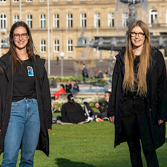 Zwei Sozialarbeiterinnen beim Streetwork in der Innenstadt.